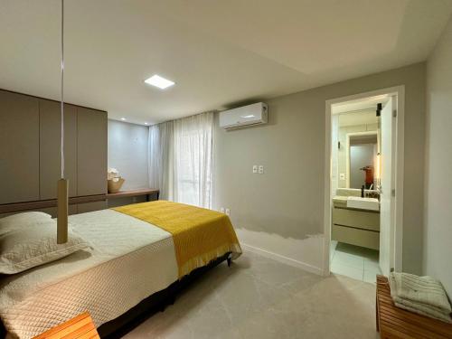 Ένα ή περισσότερα κρεβάτια σε δωμάτιο στο Cobertura exclusiva duplex com vista incrível da praia de Porto das Dunas