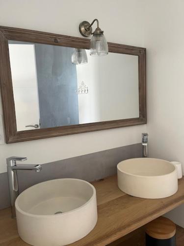 une salle de bain avec un lavabo et un miroir dans l'établissement villa Armen, à Carnac