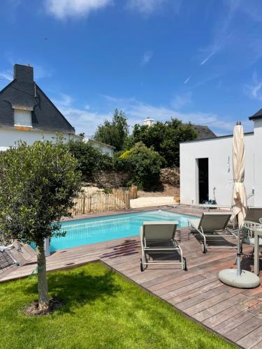 - une piscine dans une cour avec 2 chaises et une table dans l'établissement villa Armen, à Carnac