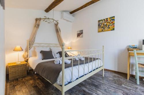 Postel nebo postele na pokoji v ubytování Chambre d'hôtes - B&B - Fleur de coton chez Manon en Luberon