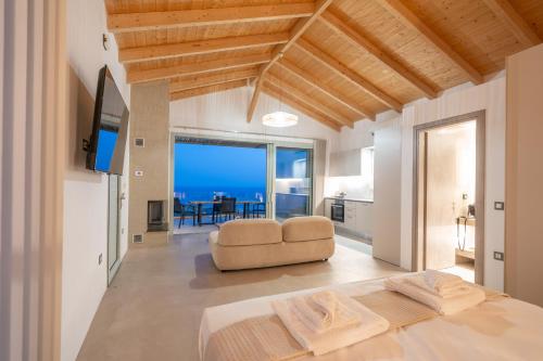 Una cama o camas en una habitación de Zoe's Suite