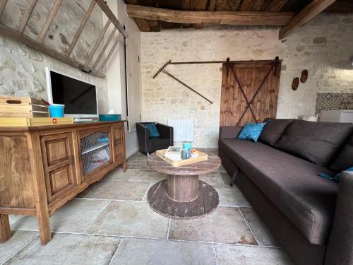 un salon avec un canapé et une table dans l'établissement L'étable endormie*5 min Beauval, à Saint-Aignan