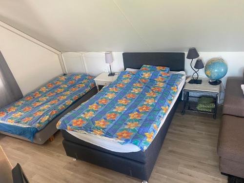 a small bedroom with two beds and a table at Gäst lägenheten med egen terrass in Falkenberg