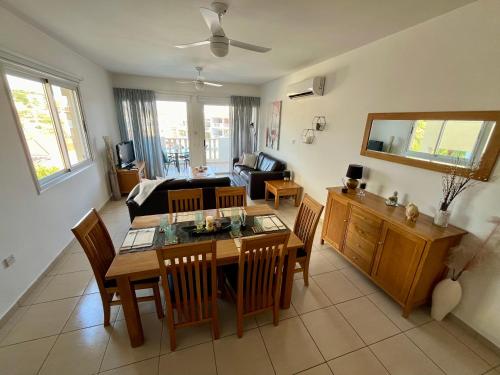 Fotografie z fotogalerie ubytování Beautiful 2 Bed Apartment in Peyia Valley, Paphos v destinaci Pegeia