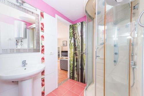 un bagno con lavandino e doccia di Mar Celeste a Puerto de la Cruz