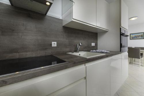 une cuisine avec un évier et un plan de travail dans l'établissement Ferienwohnung für 5 Personen ca 60 qm in Uvala Soline, Kvarner Bucht Krk, à Soline