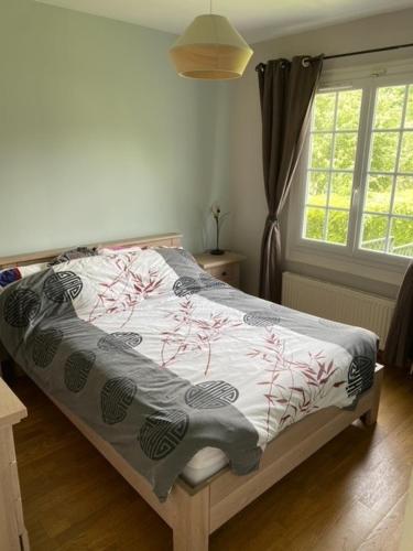 une chambre avec un lit et une fenêtre dans l'établissement Maison de famille à la campagne proche de disneyland et paris, à Varinfroy