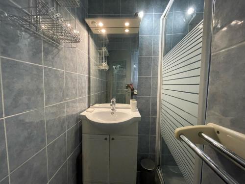 une petite salle de bain avec un lavabo et une douche dans l'établissement Agréable Studio Cabine avec place de Parking privatif, au Cap d'Agde