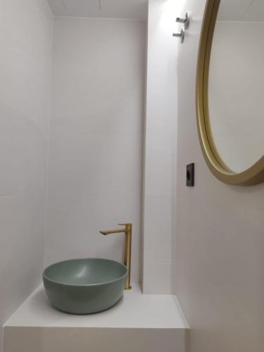 a bathroom with a bowl sink and a mirror at Plaza Rooms in Totana