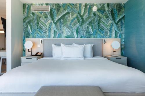 Postel nebo postele na pokoji v ubytování Condado Palm Inn San Juan, Tapestry Collection by Hilton