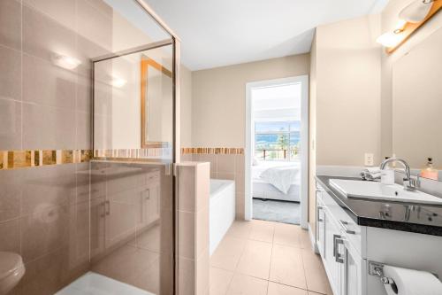ein weißes Badezimmer mit Dusche und Waschbecken in der Unterkunft Top Floor Apartment at Amenity Rich Resort 406 in West Kelowna