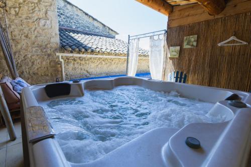 jacuzzi w pokoju ze śniegiem w obiekcie Chambre d'hôtes - B&B - Petit Luberon chez Manon en Luberon w mieście Lagnes