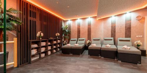 a waiting room with chairs and flowers at PLAZA Residence Stuttgart-Ditzingen in Ditzingen