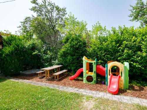 Ο χώρος παιχνιδιού για παιδιά στο Holiday Home Albizia by Interhome