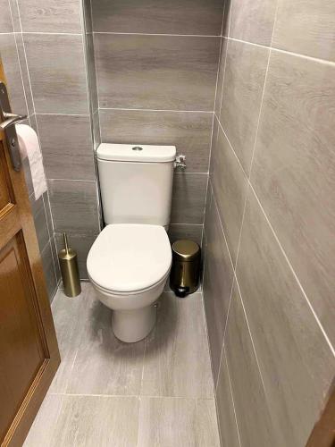 - une salle de bains avec des toilettes blanches dans une cabine dans l'établissement Appartement Rénové de 3 Pièces à Paris Nation, à Paris