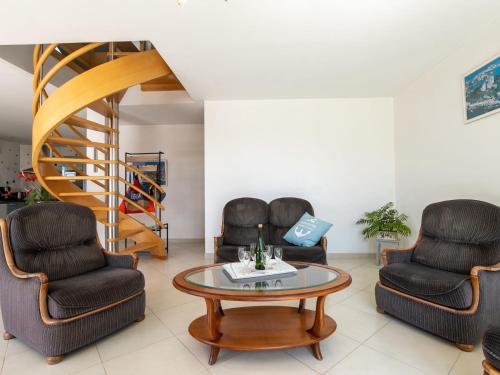 - un salon avec trois chaises et une table dans l'établissement Holiday Home Rivage by Interhome, à Trégastel