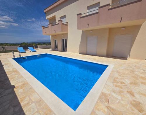 Bazén v ubytování Villa Sun with pool nebo v jeho okolí