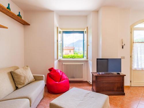 Μια τηλεόραση ή/και κέντρο ψυχαγωγίας στο Apartment La Baietta by Interhome