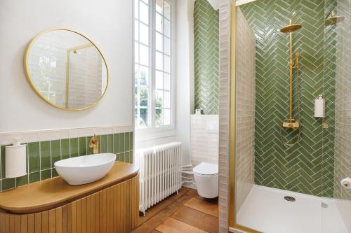 サリー・ド・ベアムにあるVilla Stellaの洗面台とシャワー付きのバスルーム