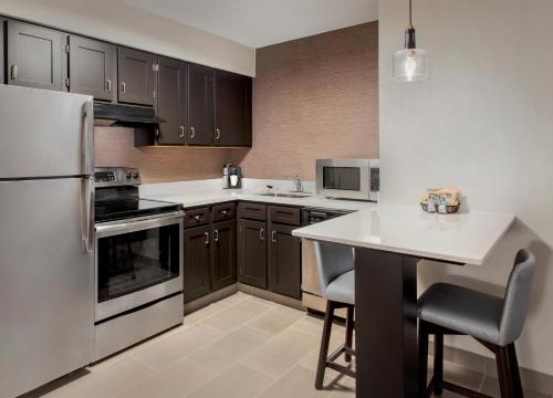 Кухня или мини-кухня в Residence Inn Hartford Manchester
