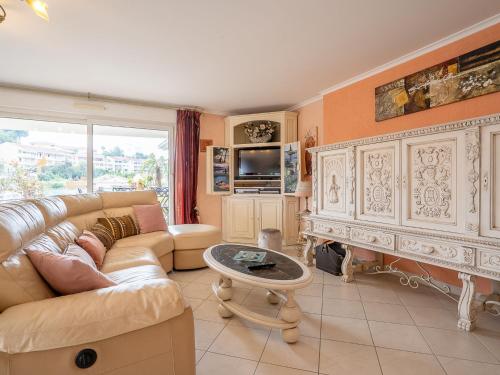 un salon avec un canapé et une cheminée dans l'établissement Apartment Les Cascades du Lac by Interhome, au Cannet