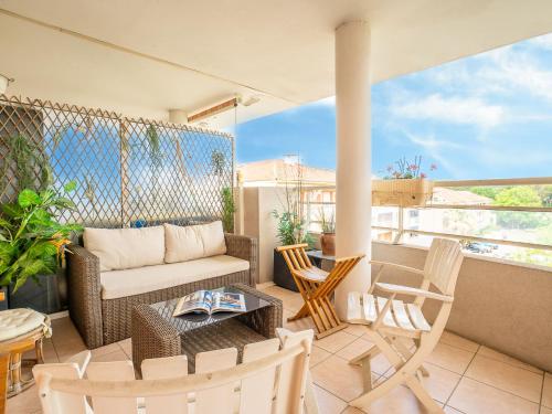 un salon avec un canapé, une table et des chaises dans l'établissement Apartment Les Cascades du Lac by Interhome, au Cannet