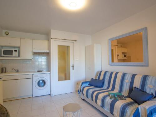 un salon avec un canapé et une cuisine dans l'établissement Studio Les Regates-4 by Interhome, à Hyères