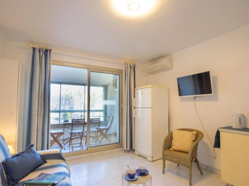 - un salon avec un canapé et un réfrigérateur dans l'établissement Studio Les Regates-4 by Interhome, à Hyères