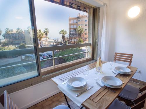 d'une table à manger offrant une vue sur la ville depuis sa fenêtre. dans l'établissement Studio Les Regates-4 by Interhome, à Hyères