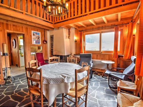 a dining room with a table and chairs at Chalet cosy à Morzine, proche navettes, avec garage, terrasse et équipements complets - FR-1-524-13 in Morzine