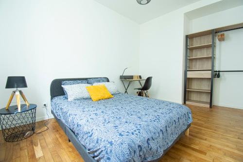 - une chambre avec un lit doté d'un oreiller jaune dans l'établissement Le Cœur Brestois I hypercentre & 5 min de la gare, à Brest