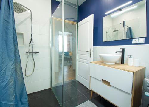 une salle de bain avec un lavabo et une douche dans l'établissement Le Cœur Brestois I hypercentre & 5 min de la gare, à Brest