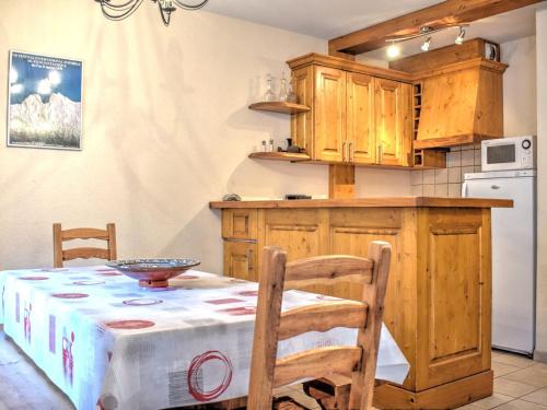 une cuisine avec une table et un réfrigérateur dans l'établissement **Luxueux 3 pièces au pied des télécabines, centre de Morzine, parking, WiFi** - FR-1-524-28, à Morzine