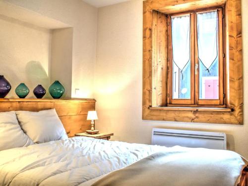une chambre avec un lit et une fenêtre dans l'établissement **Luxueux 3 pièces au pied des télécabines, centre de Morzine, parking, WiFi** - FR-1-524-28, à Morzine