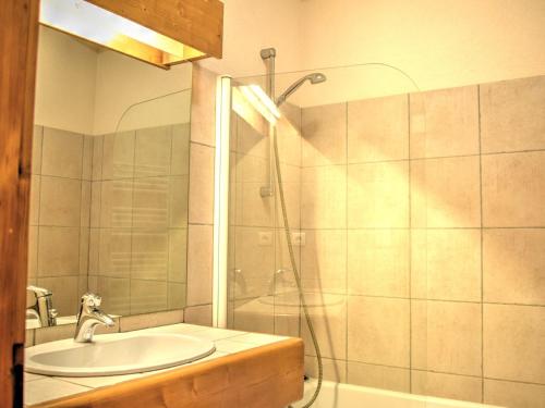 une salle de bain avec un lavabo et une douche dans l'établissement **Luxueux 3 pièces au pied des télécabines, centre de Morzine, parking, WiFi** - FR-1-524-28, à Morzine