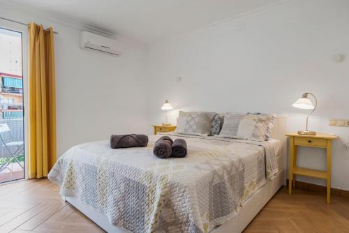 une chambre avec un lit avec deux serviettes dessus dans l'établissement Sunny apartment in the Center, 5 min. from the Beach, à Fuengirola