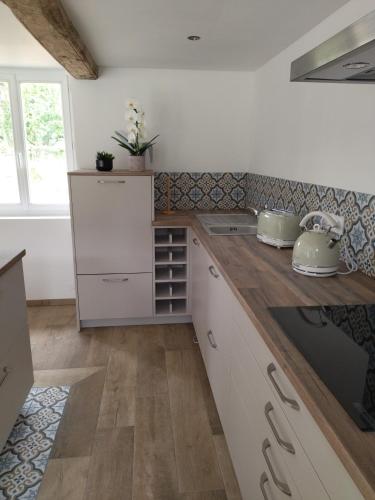 Dapur atau dapur kecil di Gite Le dorm'eure du Val - SPA