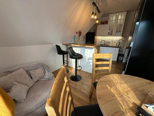 Køkken eller tekøkken på Gut Apartment - 2 sypialnie, duża kuchnia, kino domowe NETFLIX & HBO, kryty parking, szybkie WIFI, 5km od Zakopane