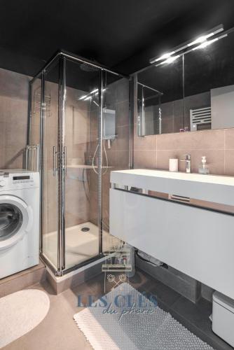 une salle de bain avec un lavabo et une machine à laver dans l'établissement Greenwich, à Le Touquet-Paris-Plage