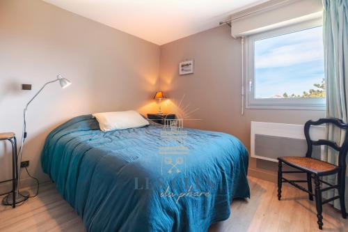 une chambre avec un lit, une chaise et une fenêtre dans l'établissement Greenwich, à Le Touquet-Paris-Plage