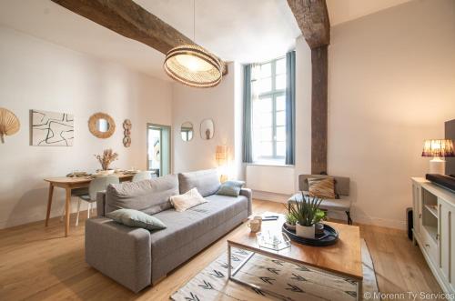 un salon avec un canapé et une table dans l'établissement T2 de charme vieux Rennes - Ty ar Vasselot, à Rennes