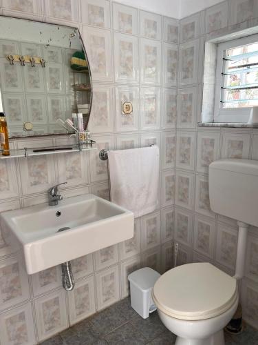 Un baño de Authentic Saranda Villa