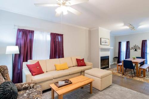 una sala de estar con un sofá y una mesa en Hazel's Happy Hideaway- Midtown Mobile!, en Mobile
