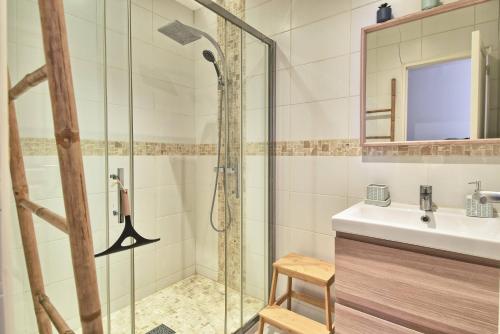 une salle de bain avec douche et lavabo dans l'établissement Joli T2 au Vieux-port - 1er étage, à La Ciotat