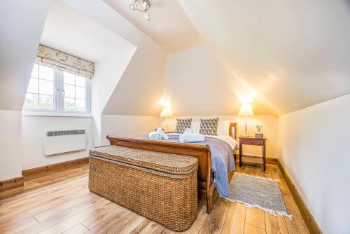 a bedroom with a bed and a window at Charming Annexe Lodge with Parking Pass The Keys in Midhurst