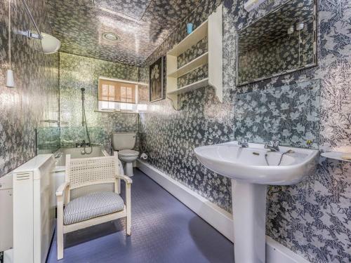 Un baño con lavabo, inodoro y bañera. en Charming Cottage With Amazing Views PassTheKeys, en Chichester