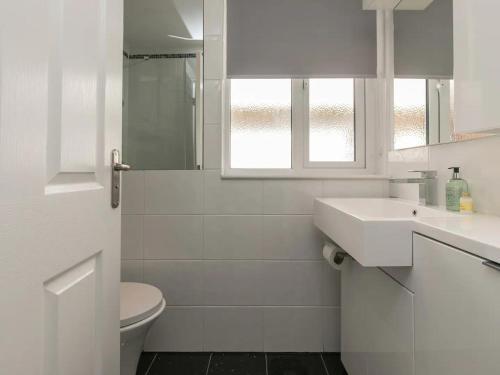 Ένα μπάνιο στο Pass the Keys Super Chic Apartment in Beautiful Sunninghill