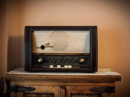 an old radio sitting on top of a wooden table at Holiday Home Rosa by Interhome in Cabanes