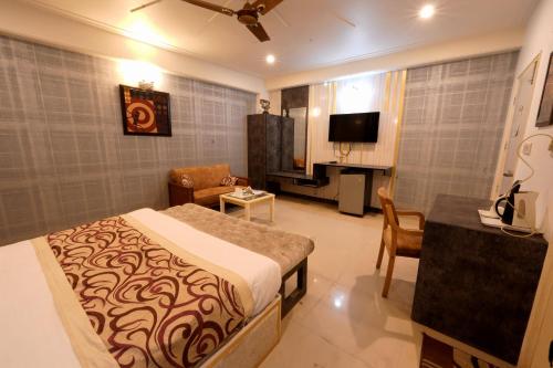 TV a/nebo společenská místnost v ubytování Hotel Oppera Mahipalpur- Delhi Airport