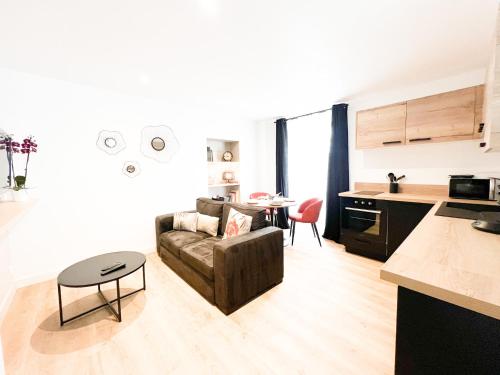 un salon avec un canapé et une table dans l'établissement La Perle du Commando, 80m Front de mer, à Saint-Nazaire